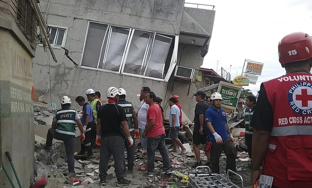 miembros-del-servicio-rescate-inspeccionan-edificio-padada-davao-afectado-por-terremoto-busca-victimas-1576436178833.jpg