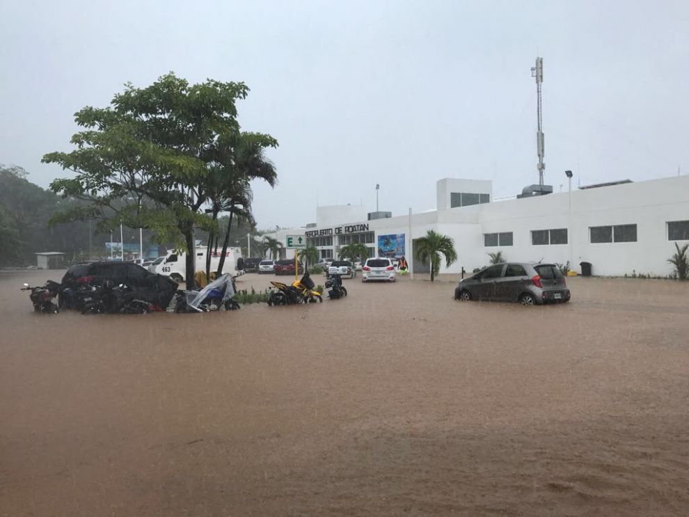 inundaciones-lluvias-roatan-alerta-990x743.jpg